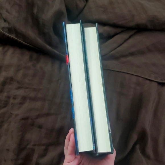 Watch Your Back/What Waits In The Woods-Terri Parlato Hardcover Suspense Novels - Picture 3 of 10